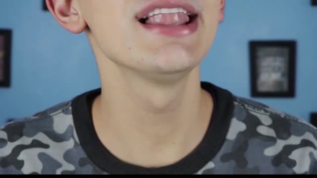 O que significa a expressão "A WET BLANKET"