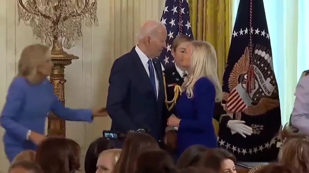 🔥🚨Bà Jill Biden đã ngăn chặn Joe Biden kịp thời, vì ông định hôn người phụ nữ khác...