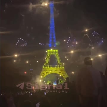 Oslava francouzkého státního svátku - Eifelovka nasvícená do ukrajinských barev