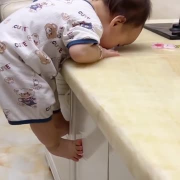 ছোট বাবু কিভাবে টেবিলের উপরে উঠে 😍🔥🍼💯#short #reels #baby #viral