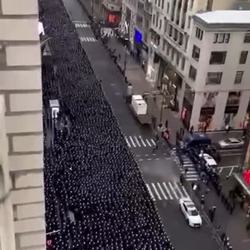 Thousands of NYPD Show Respect for the 2 Young Murdered Officers