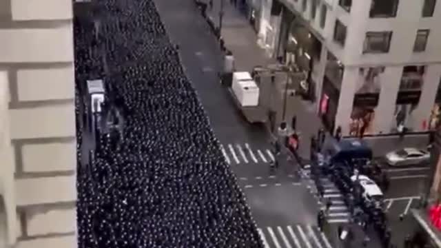 Thousands of NYPD Show Respect for the 2 Young Murdered Officers