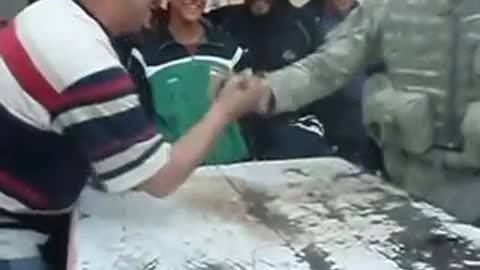 Army soldier embarrasses Iraqi in arm-wrestling