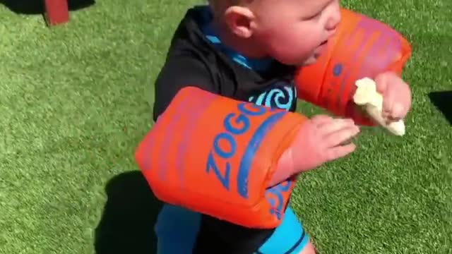 Hilarious video of baby attempting to eat banana while wearing floaties