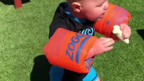 Hilarious video of baby attempting to eat banana while wearing floaties