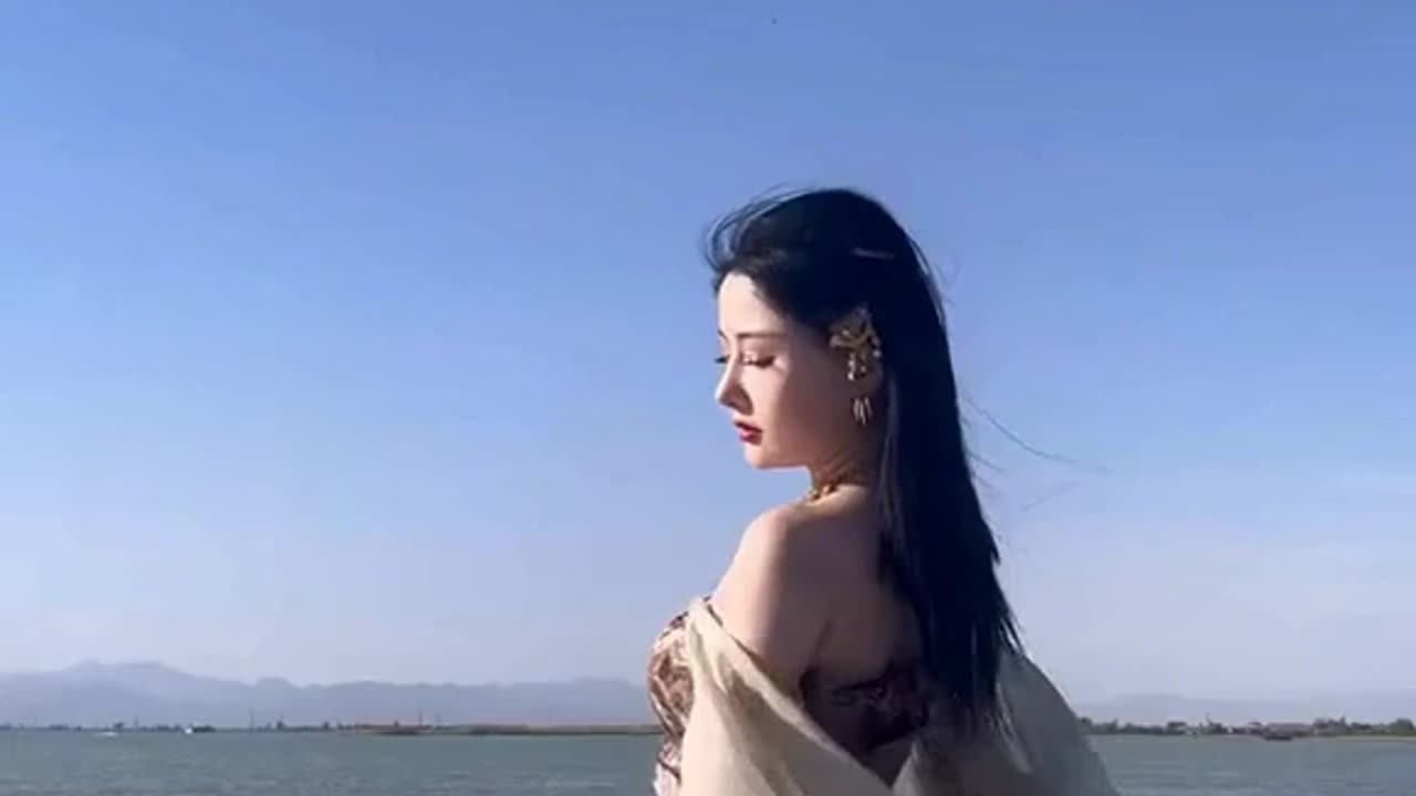 BEAUTIFUL AND GLAMROUS FEMALE MODEL