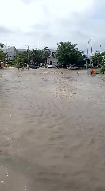 ¡Emergencia! Se rompe tuvo de agua cruda y causa inundación