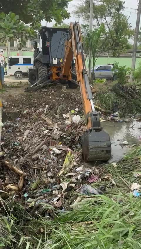 Limpieza en canal Grande de Arroz Barato
