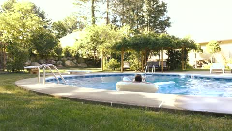 Husky puppy learns to swim!