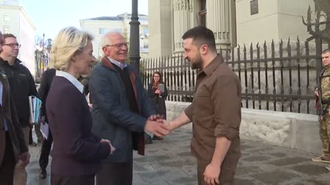 Von der Leyen invites Ukraine to join the EU "within weeks" on visit to Kiev