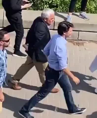 Based Citizens Accost Tyrant Trudeau on an Afternoon Walk
