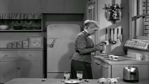 I Love Lucy Season 1 Episode 16 - Lucy Plays Cupid