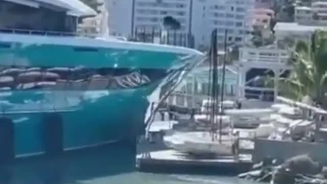 $20 Million dollar Yacht crashed onshore! Daily dose of fails #4.