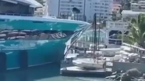 $20 Million dollar Yacht crashed onshore! Daily dose of fails #4.