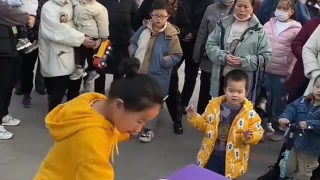 Artista realizando una pieza musical en las calles de Shanghai