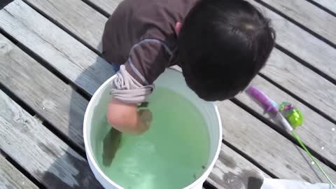 BABIES MEET FISH FOR THE FIRST TIME