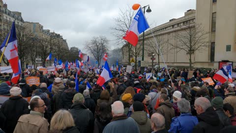 Départ de la manifestation contre le pass vaccinal place du Trocadéro à Paris le 29/01/2022 Vidéo 1