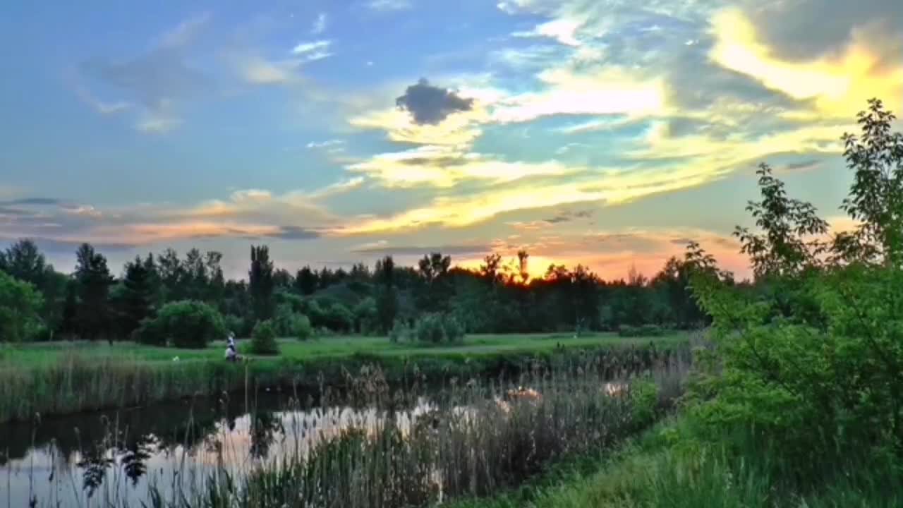 Blue sky, white clouds, green mountains and green waters