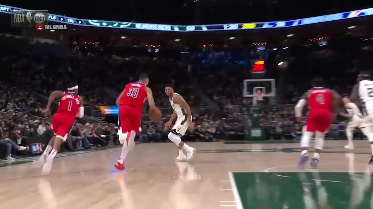 Kyle Kuzma's soul left his body when Giannis bumped him 👀