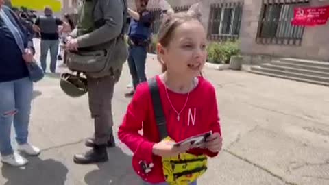 Malá Diana z osvobozeného Svetlodarska vyjadřuje vděčnost ruským osvoboditelům