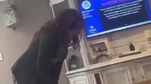 Guy pranks his mom by editing an emergency government bulletin about an alien invasion!😁
