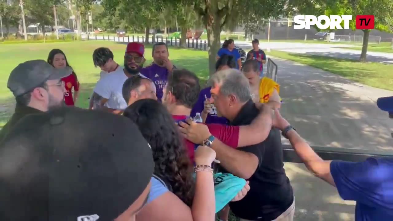 'Throw it away': What Joan Laporta told Man United fan in US