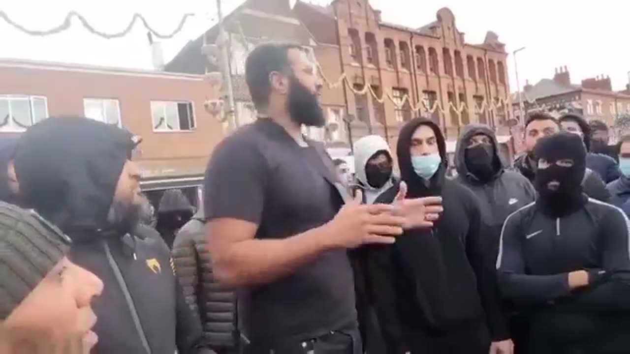 slamist @MohammedHijab was addressing a mob in Leicester after friction between Hindus & Muslims.