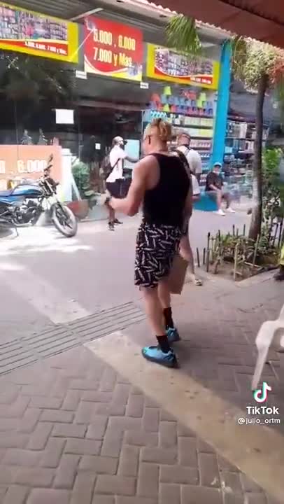 Hombre albino de origen africano baila champeta en Cartagena