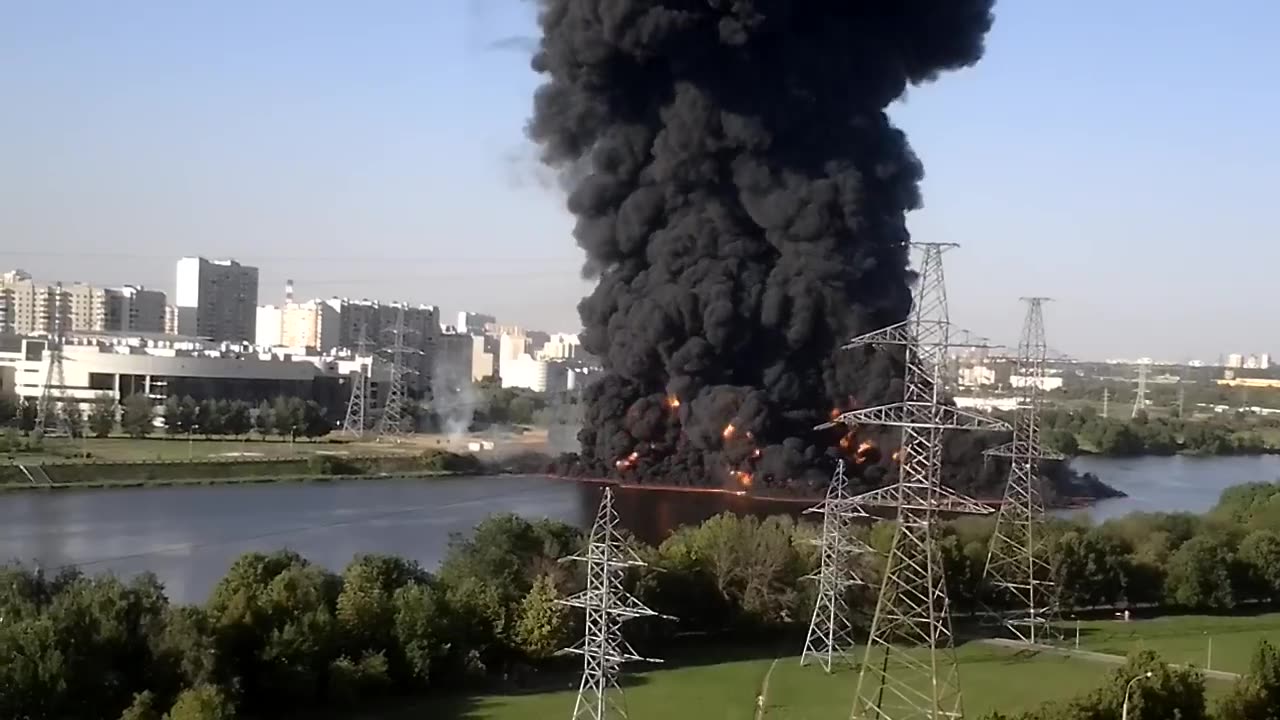 Oil is burning right in the river (the Moscow River is burning)