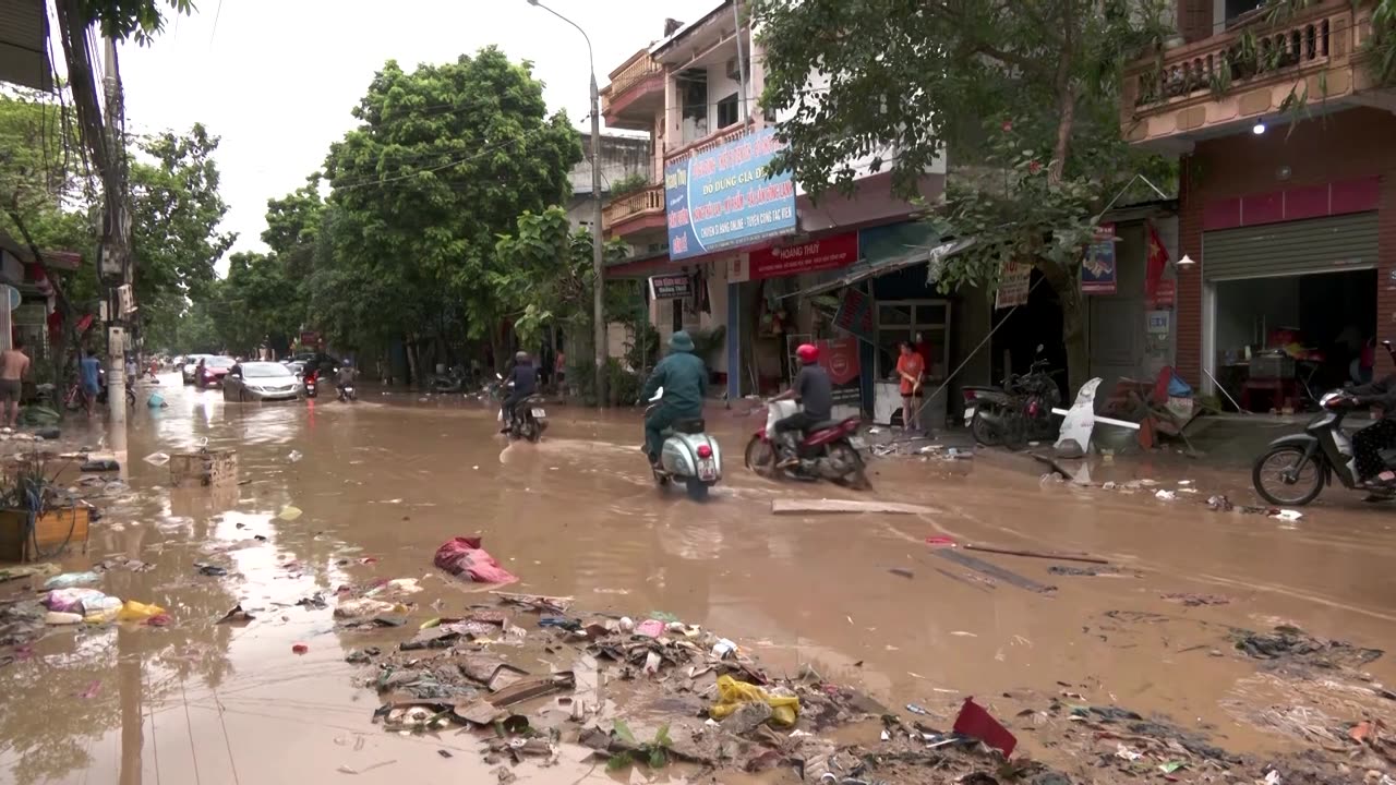 Clean up begins as water recedes in flood-stricken Vietnamese city