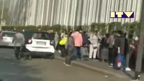 Pasqua 2022 - questa è la coda alla mensa dei poveri a Milano.