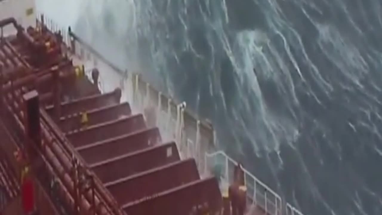 #oceano #maredelnord #tempesta #bigwaves #ship