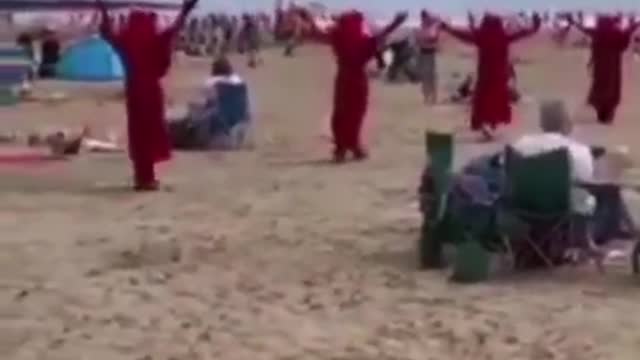 Ceremonia satanica sulla spiaggia in mezzo ai bambini (Cornovaglia, UK). Dove si tiene il G7.