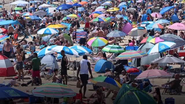 Sunscreen at the ready, as a record-breaking heatwave continues to sweep across Europe. 🌡☀