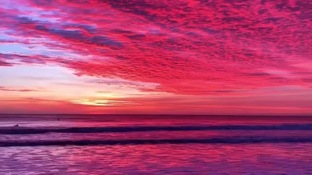 Beautiful things are about to happen 🌅 🌊 Happy weekend everyone 💕