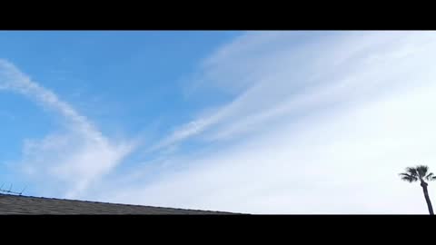 Scie di 'condensa', area di Los Angeles - California, 18 Novembre 2021.