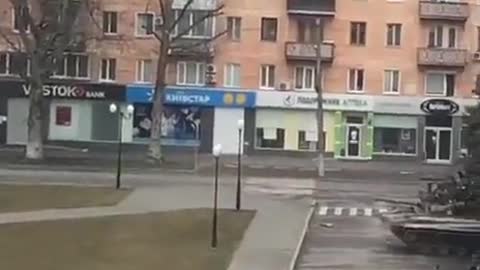 Ukrainian raises the Ukrainian flag in front of the Russian army in defiance of them