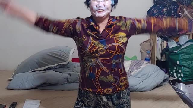 A facial mask and mother to dance!