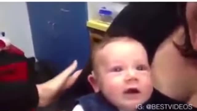 Look at the reaction of the deaf baby, hearing again.Hilarious people Memes-68