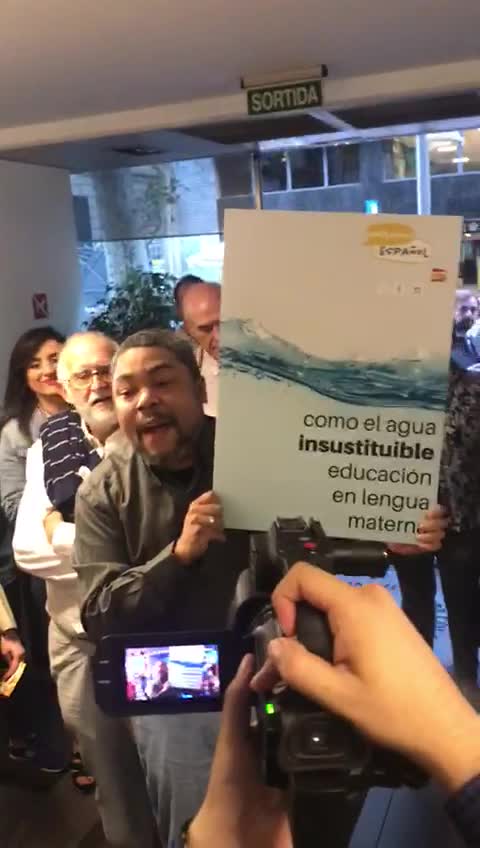 El separatismo prohíbe una conferencia sobre el español con asistentes ya dentro la sala