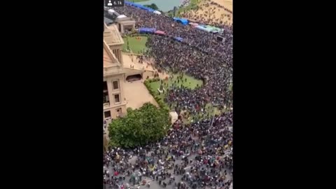 NELLO SRI LANKA IL POPOLO INVADE PACIFICAMENTE LE PIAZZE - "IL DITTATORE E I SUOI COMPLICI IN FUGA!!"😇💖👍