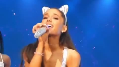 Ariana Grande Performs Live🔵