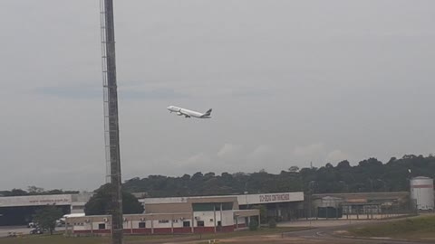 Airbus A321 PT-XPQ decola de Manaus para Fortaleza