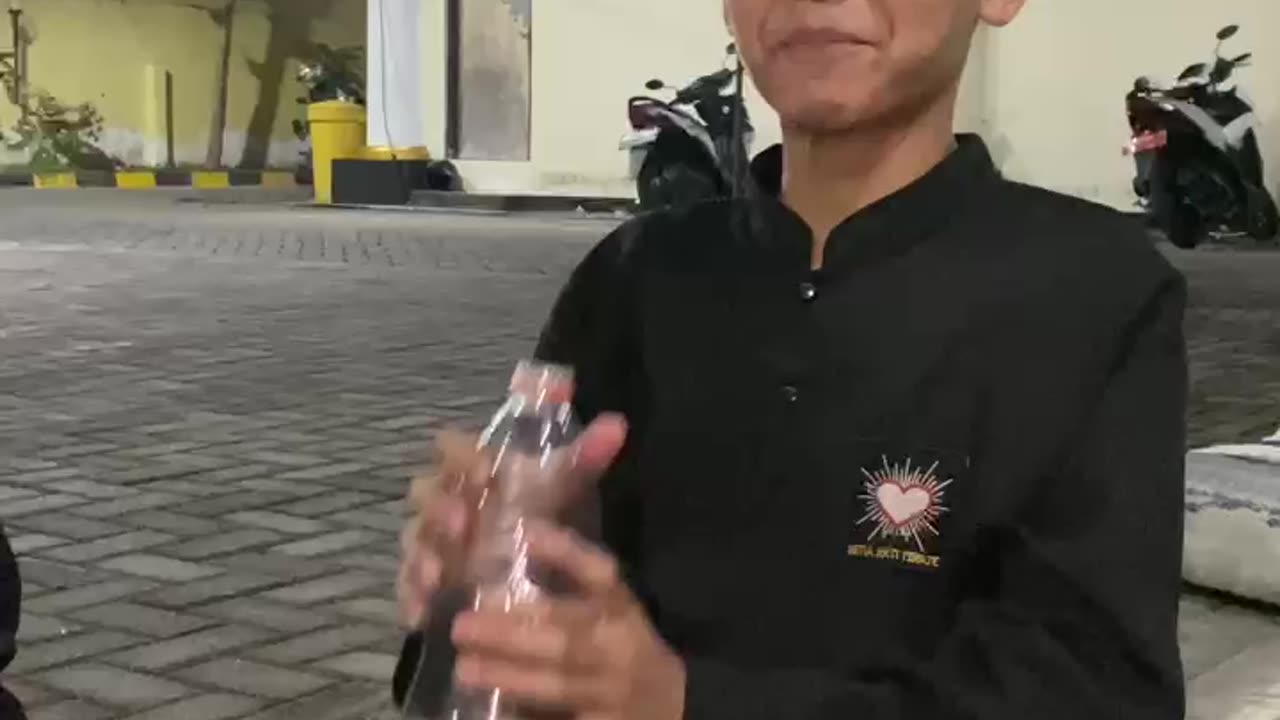 Minum jamu pahit tradisi anak silat