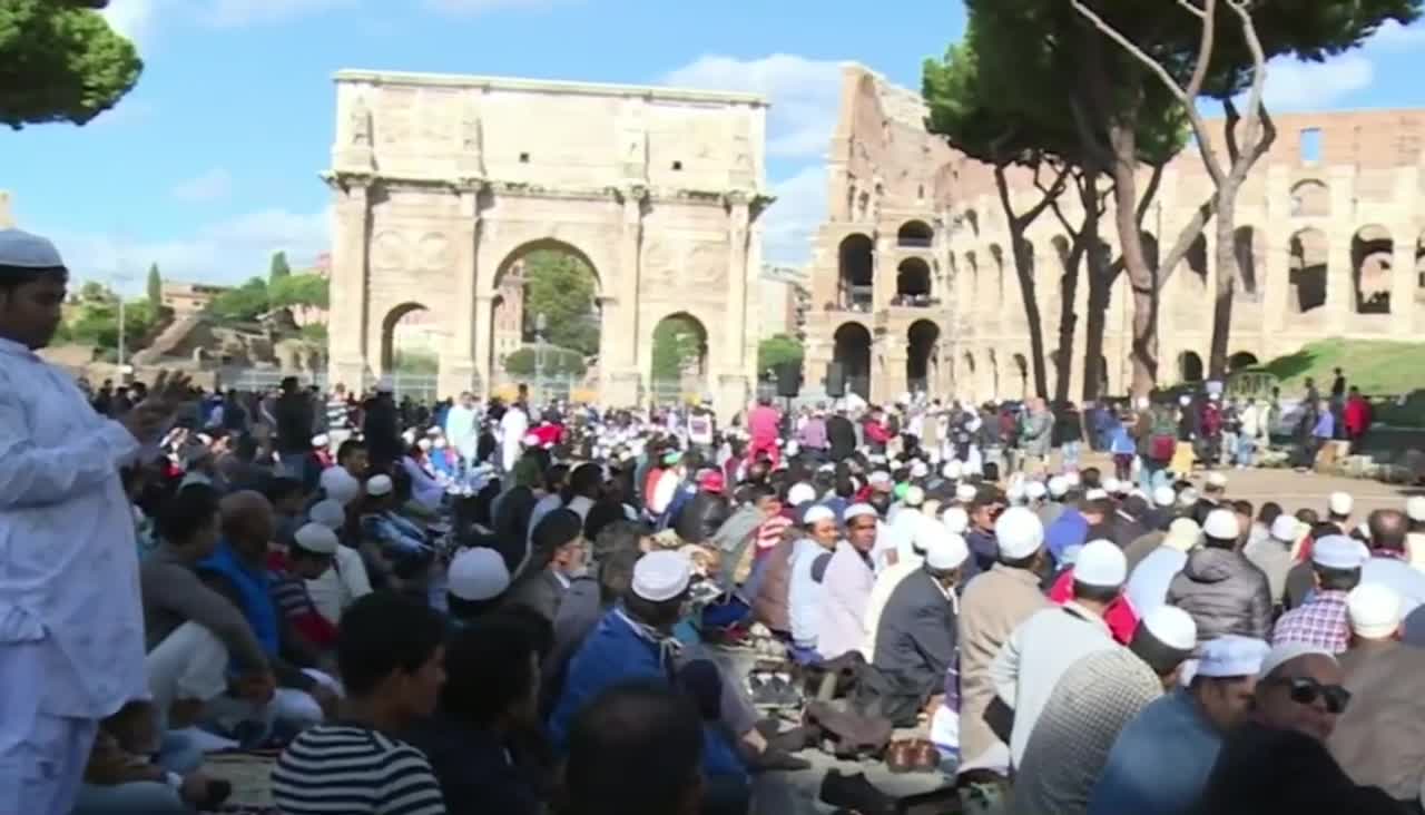 Preghiere islamiche nel centro di Roma con altoparlanti