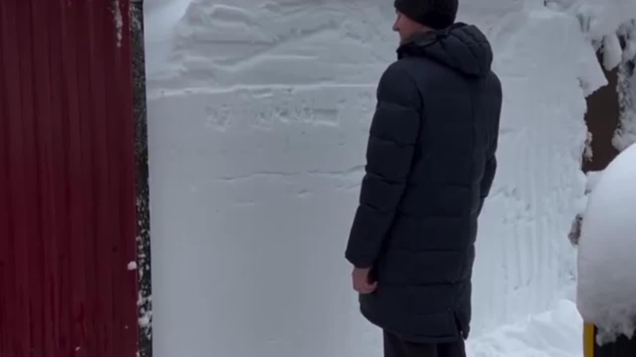 Love the snow wall 😂😂👍