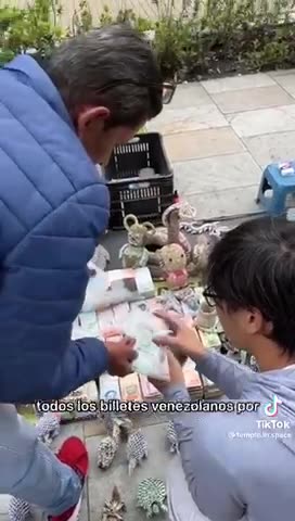 📺 Venezuelan banknotes are being sold on the streets as souvenirs.