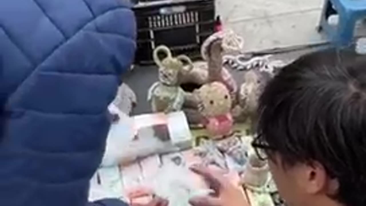 📺 Venezuelan banknotes are being sold on the streets as souvenirs.