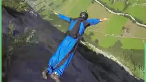 These lads are the ultimate risk takers... 🙌🪂