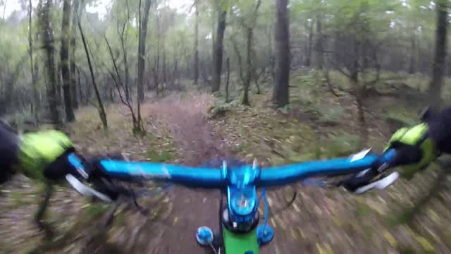 Descendo a montanha de bike.Going down the mountain by bike